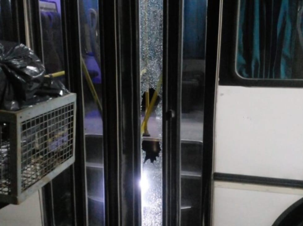 Otro colectivo fue atacado a piedrazos en la ciudad | Policiales