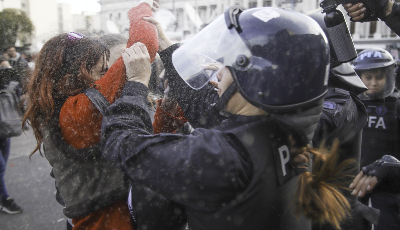 La Policía volvió a reprimir a jubilados frente al Congreso y también fue agredida una diputada | Nacionales