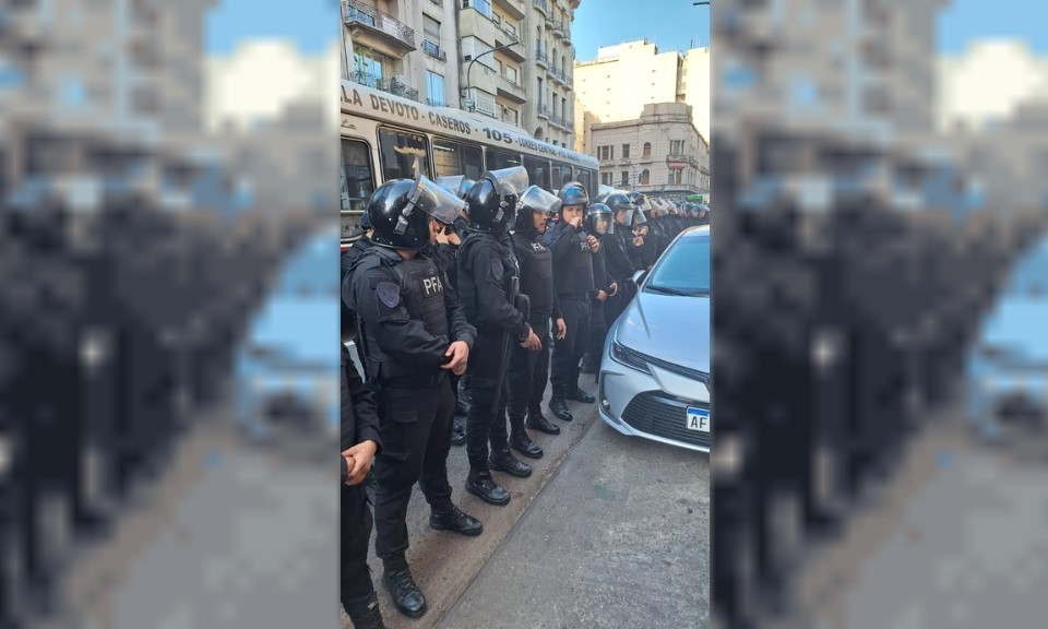 Forcejeos y tensión frente al Congreso en una nueva marcha de jubilados | Nacionales