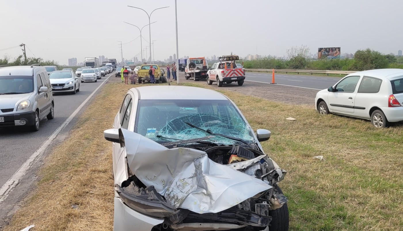 Tránsito: giró en "U" en la autopista y provocó un fuerte accidente | Noticias
