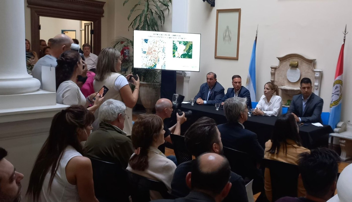 Licitaron las obras para renovar las redes de agua y cloacas en Santa Fe y Rosario | Información General