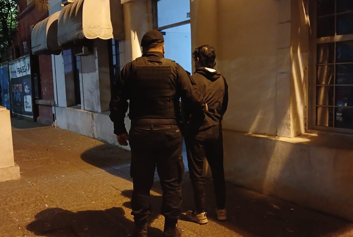 Quiso entrar a un galpón, quedó filmado e intentò huir de un control policial | Policiales