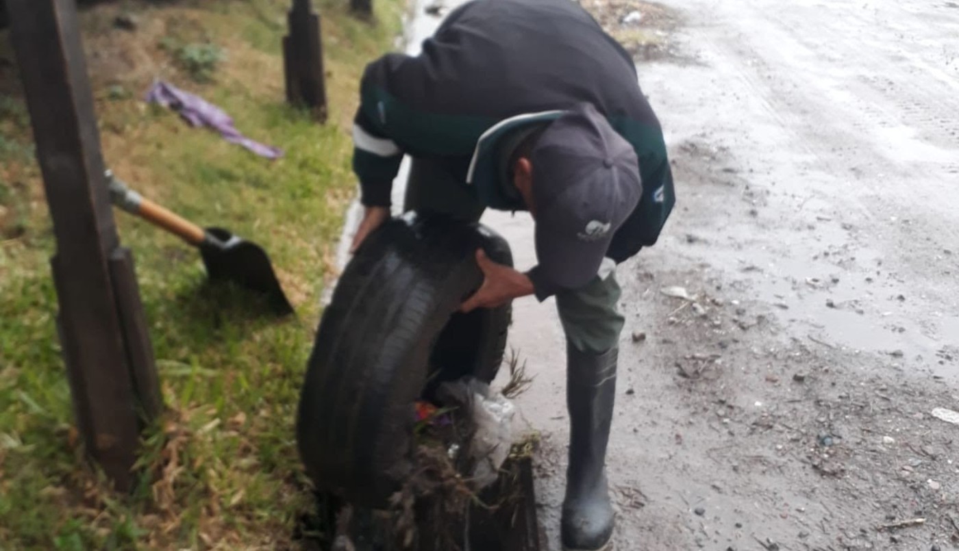 Insólito: Se extrajo una cubierta de auto mientras se realizaba la limpieza de bocas de tormentas | Noticias