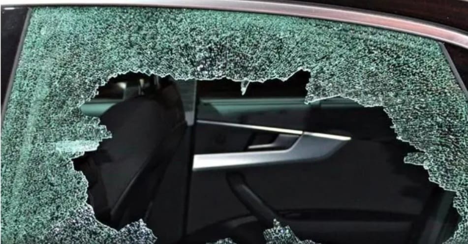 En pleno Boulevard le rompieron la ventanilla del auto y le robaron varios elementos | Policiales
