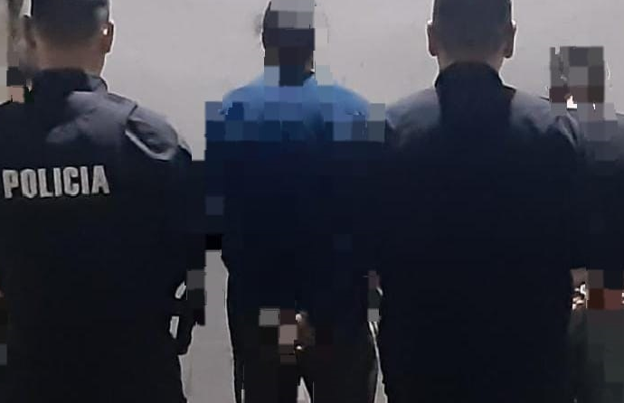 Fueron detenidos mientras se llevaban un poste de luz cargado en los hombros | Policiales