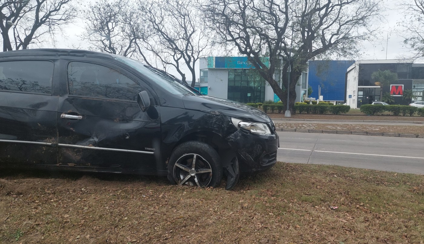 Santa Fe: auto chocó contra un camión y terminó sobre el cantero central de Av. Alem | Noticias