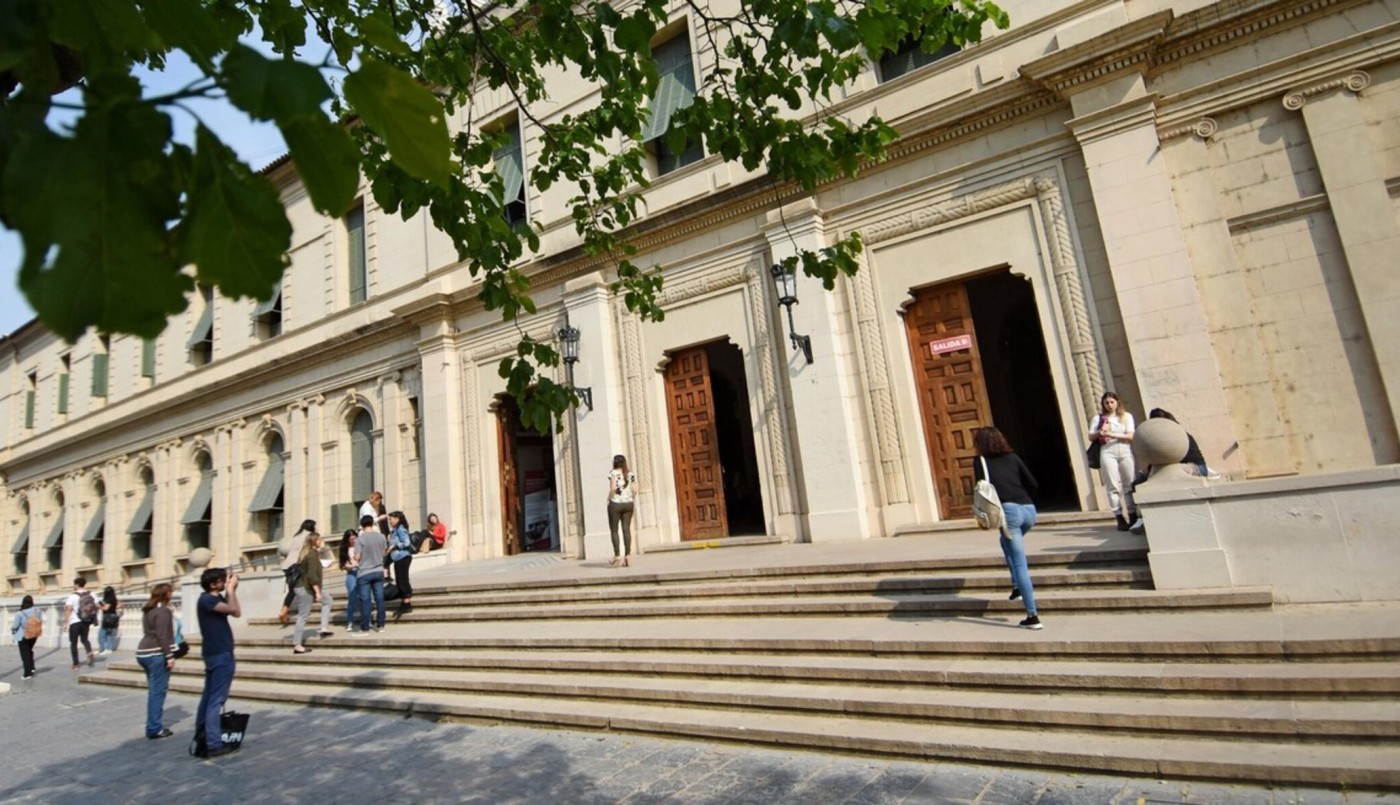 Estudiantes y docentes toman la Facultad de Derecho UNL por veto al financiamiento | Noticias