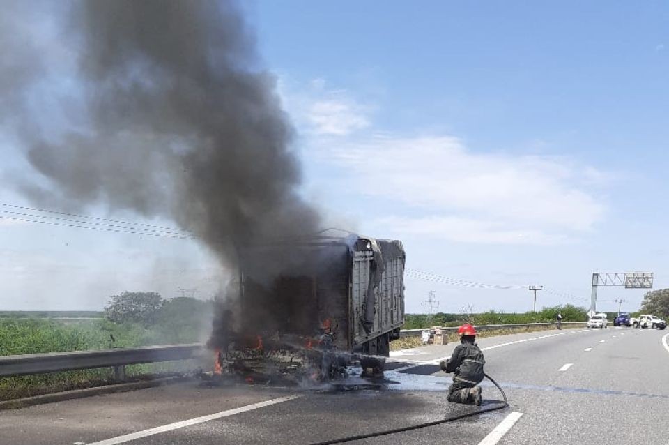 Se incendió un camión en la Ruta 168 y el chofer salvó la carga | Información General