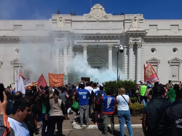 Incidentes en la Legislatura: al menos cuatro detenidos tras allanamientos en Rosario | Información General