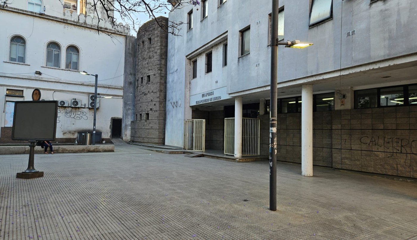 Multaron a comercios céntricos por arrojar basura en una plazoleta | Noticias