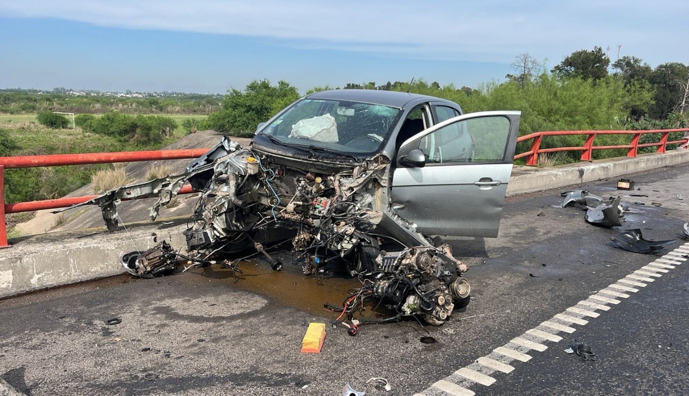 Auto terminó con tren delantero destrozado tras accidente en la autopista | Policiales