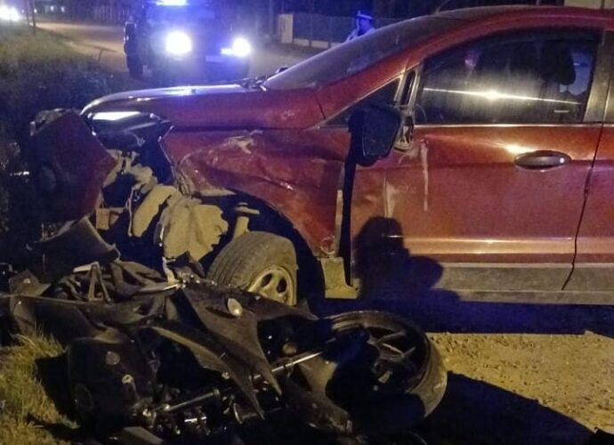 Impactante choque entre un auto y una moto en el ingreso a Monte Vera | Información General