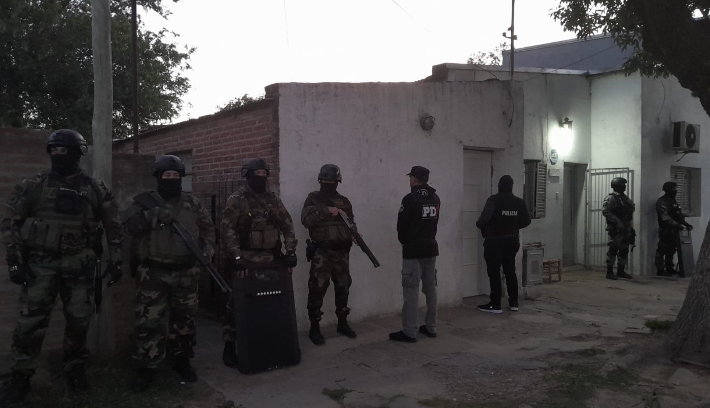 Esperanza: se realizaron allanamientos por microtráfico y tenencia de armas | Policiales