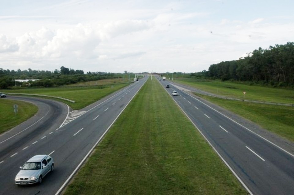 Pusieron una rueda en la autopista y cuando el conductor frenó lo asaltaron | Noticias