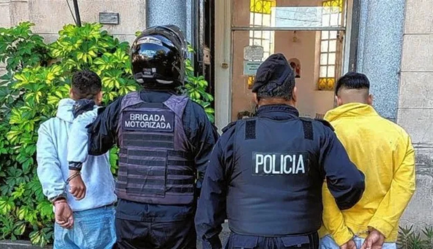Persecución en Barrio Candioti: detienen a dos jóvenes con arma de guerra cargada | Policiales