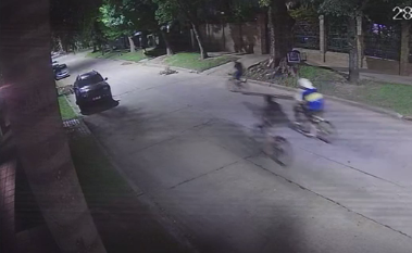 Persiguieron a una mujer para robarle la bicicleta: quedó la secuencia filmada | Policiales