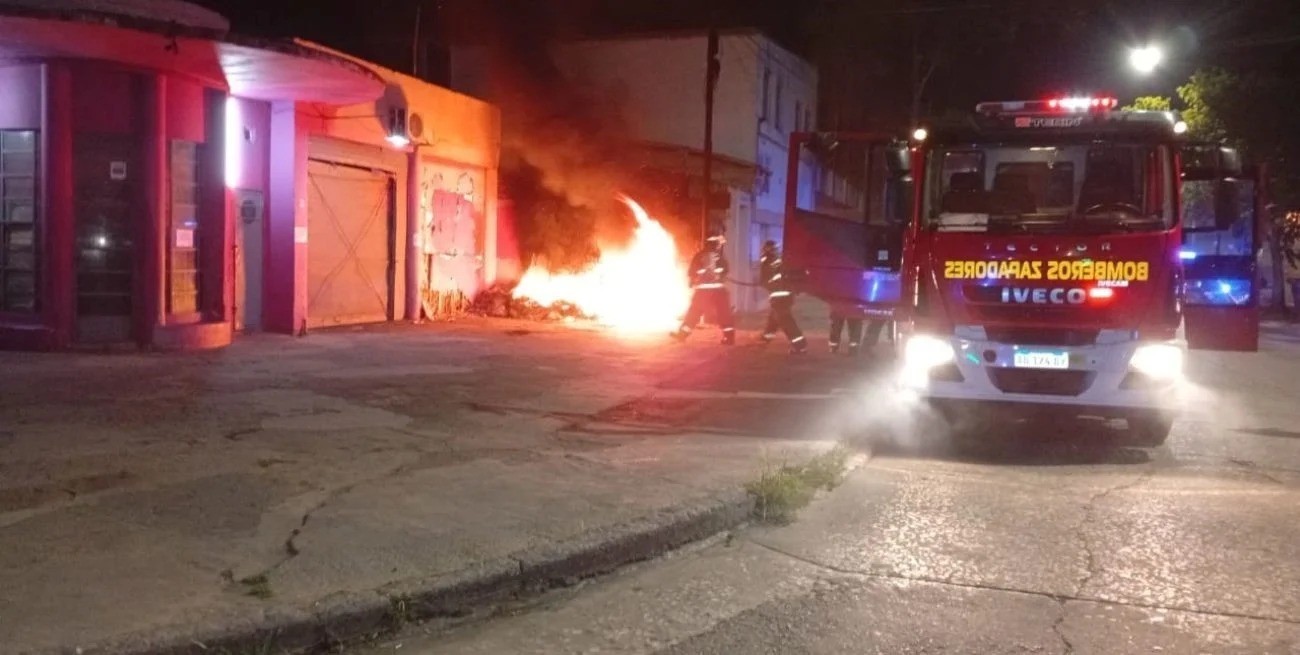 Se incendió una gomería en calle Mariano Comas al 2.400 | Policiales