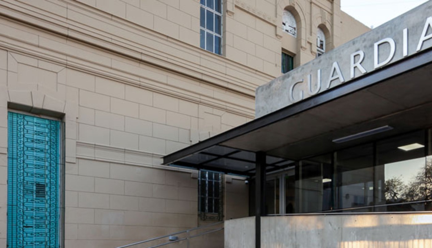 Un peatón fue atropellado tras un choque entre camionetas | Policiales