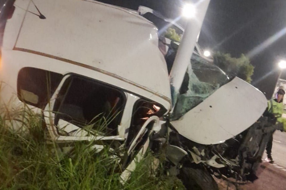 Impactante: un auto quedó partido a la mitad tras chocar contra una columna de luz | Policiales