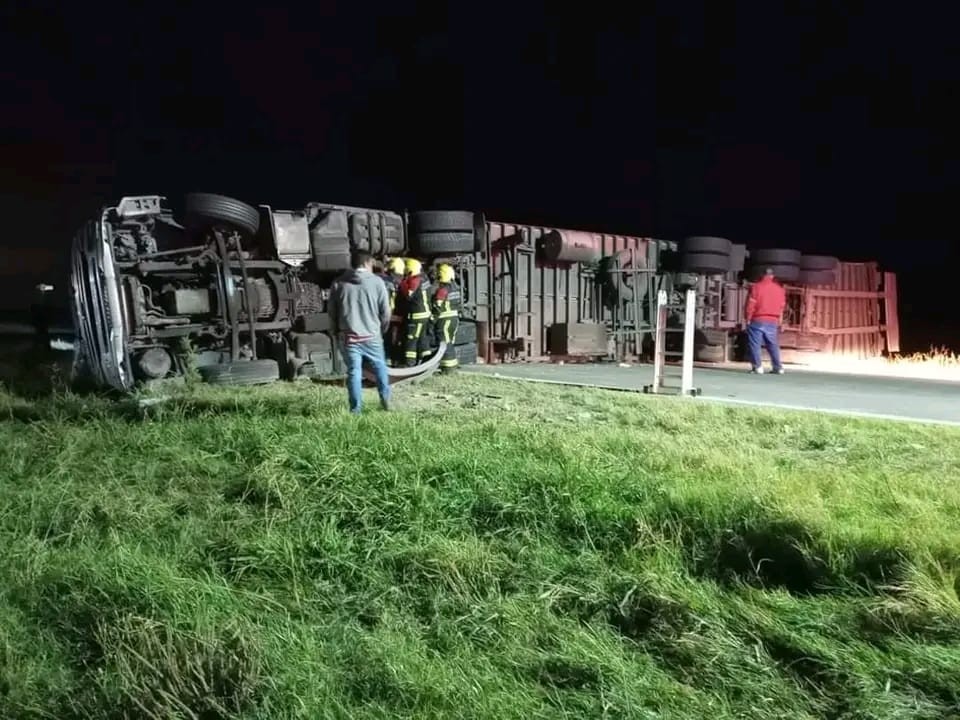 Volcó un camión e intentaron robarse la mercadería | Policiales