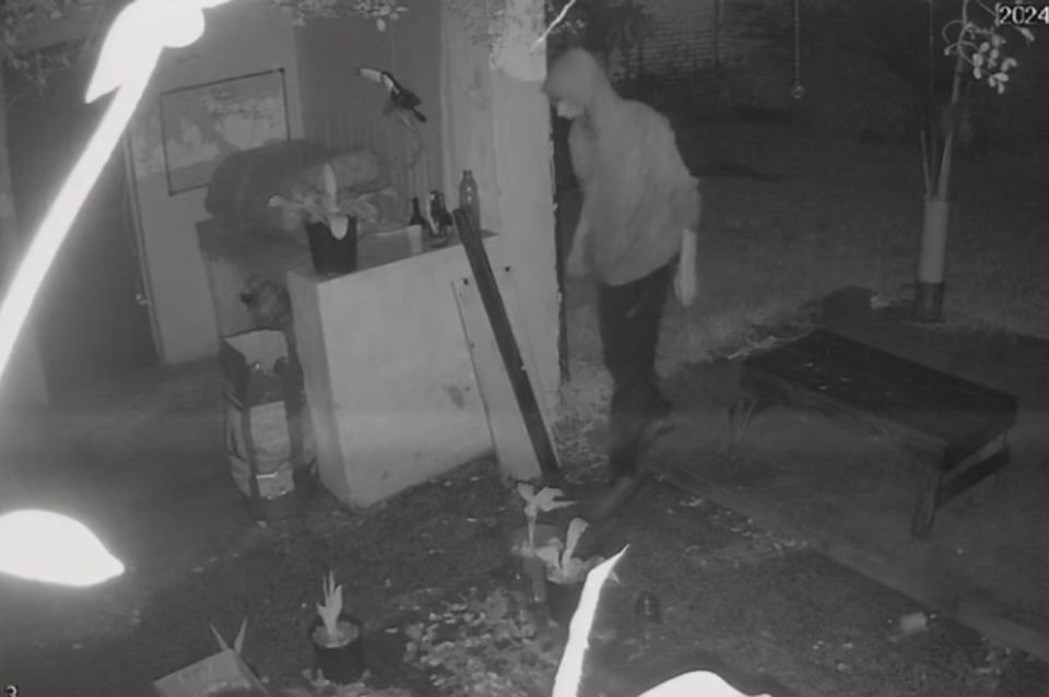 En plena tormenta ingresó a robar a una vivienda: quedó filmado | Policiales