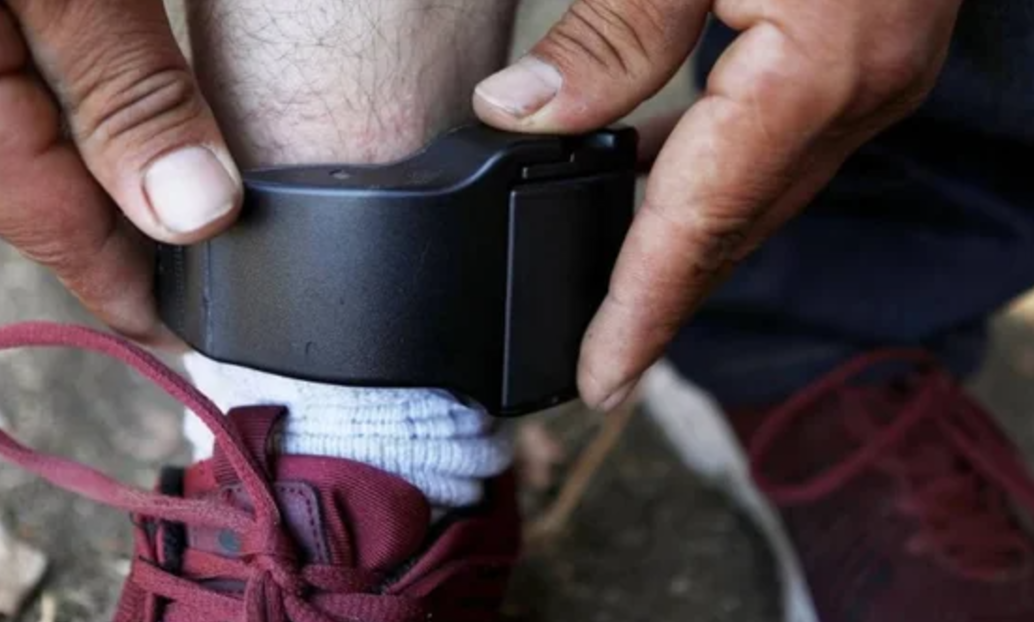 Limpiaba la pileta con la tobillera electrónica y murió al sufrir una descarga | Información General