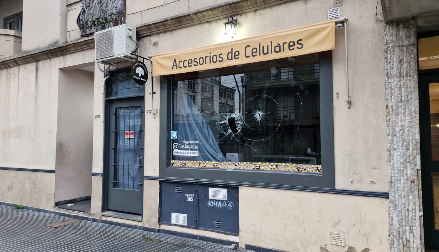De un piedrazo rompieron la vidriera de local comercial de la Recoleta | Policiales