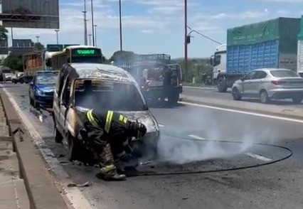 Caos de tránsito en el puente Oroño por una camioneta incendiada | Noticias
