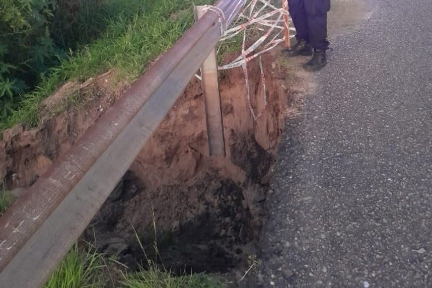 Se hizo un socavón en el puente entre Ruta Provincial 1 y Ruta Nacional 168 | Información General
