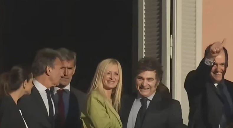 Milei salió al balcón de la Rosada junto a 'Yuyito' González: "En 2025 vamos a despegar" | Nacionales