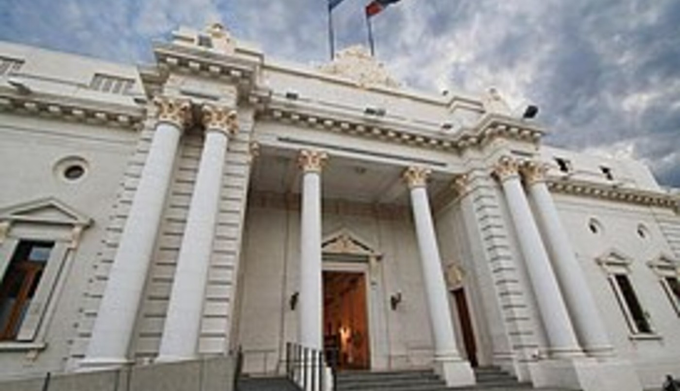 Arreglaron la puerta de la Legislatura destrozada en una marcha: costó 10 millones y tomó tres meses | Noticias