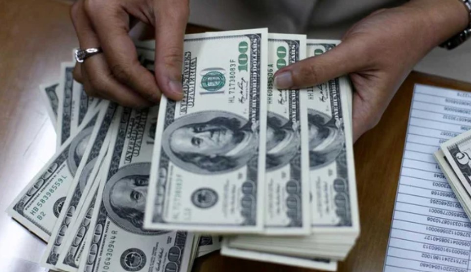 El dólar blue volvió a bajar y cerró la semana por debajo de los $1.200 | Nacionales