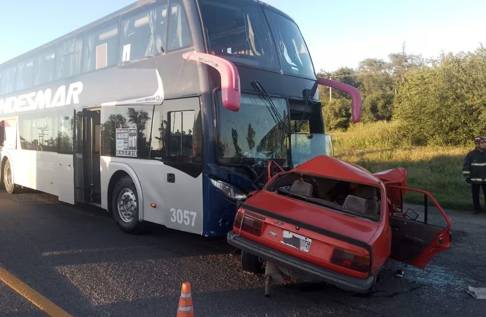 Una pareja falleció tras chocar contra un micro en Córdoba: su hijo de 10 años está vivo de milagro | Información General