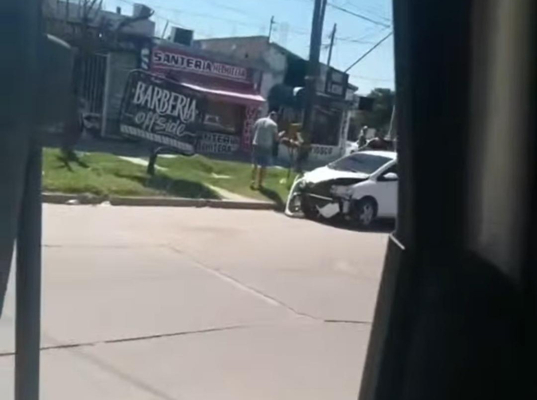 Una moto y un auto chocaron en el cruce de Gorriti con Peñaloza | Policiales