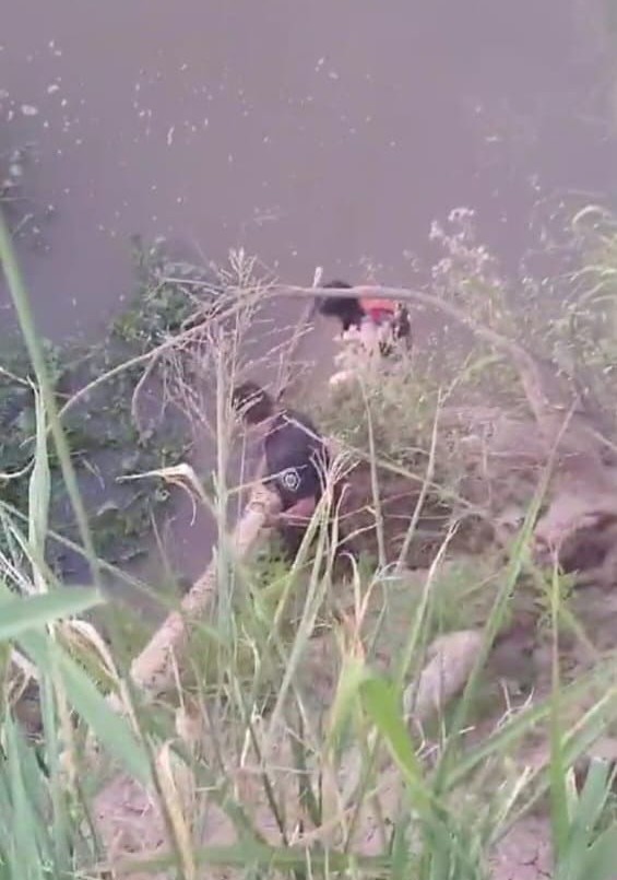 Policías salvan a una joven de 22 años atrapada en el río Coronda tras volcar su kayak | Policiales