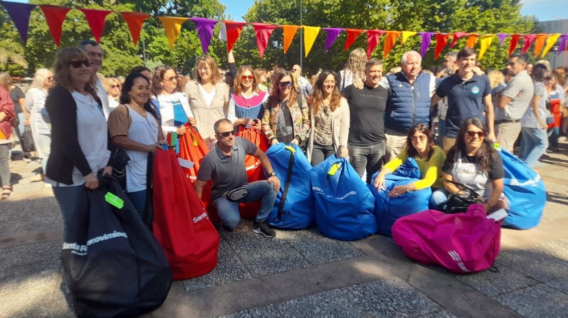 Santa Fe en Movimiento: se entregaron 2500 kits deportivos a escuelas de toda la provincia | Información General