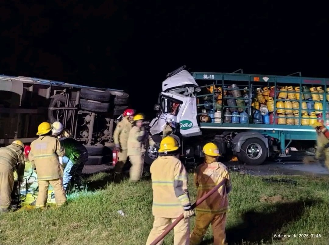 Fuerte choque entre dos camiones en la Autopista Santa Fe - Rosario | Información General
