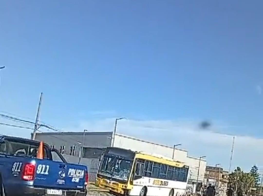 Circulaba a contramano por el Metrofe y chocó de frente a un colectivo | Policiales