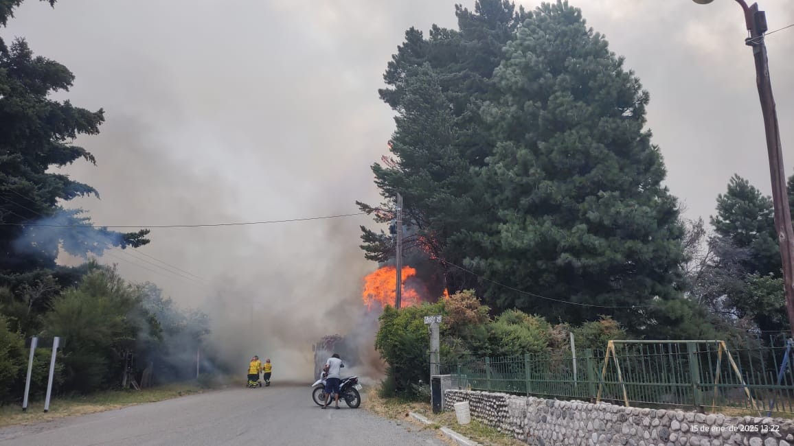 Incendio en Epuyén: se consumieron más de 2 mil hectáreas y debieron evacuar 200 viviendas | Nacionales