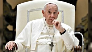 El papa Francisco se cayó y debieron inmovilizarle un brazo | Nacionales