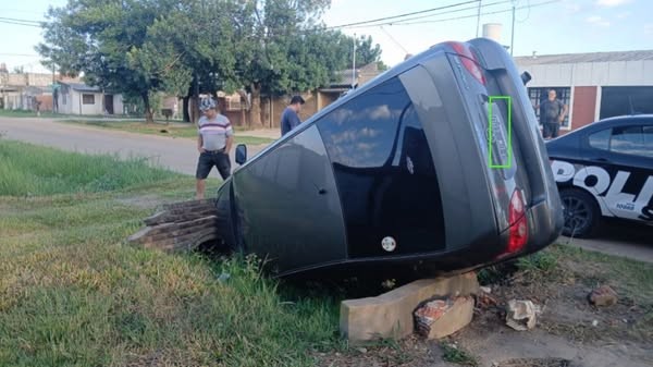 Reconquista: un adolescente conducía un auto y terminó volcando | Policiales