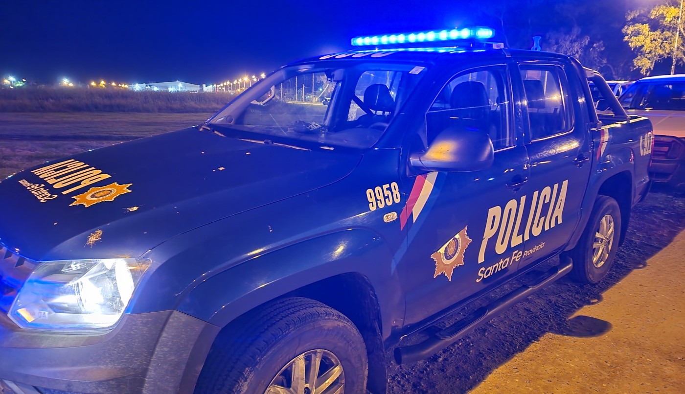 Detuvieron a un joven mientras intentaba robarse reflectores de un Fútbol 5 | Policiales