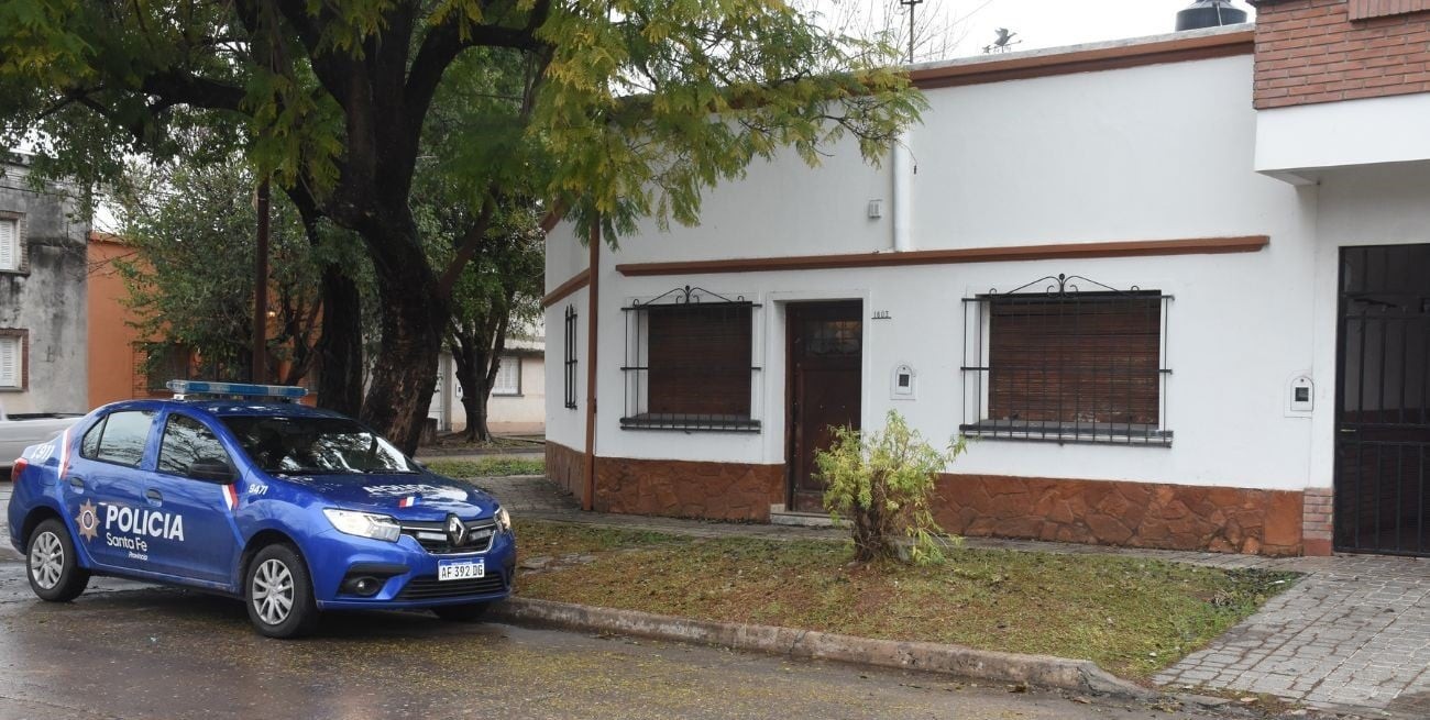Video: así trepaba un ladrón para ingresar a vivienda en barrio Sargento Cabral | Policiales
