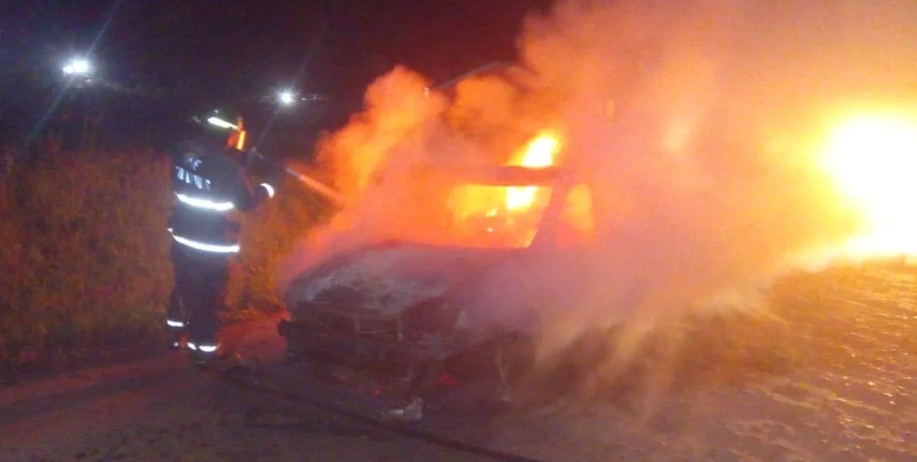 Santo Tomé: un auto se prendió fuego en plena calle | Policiales