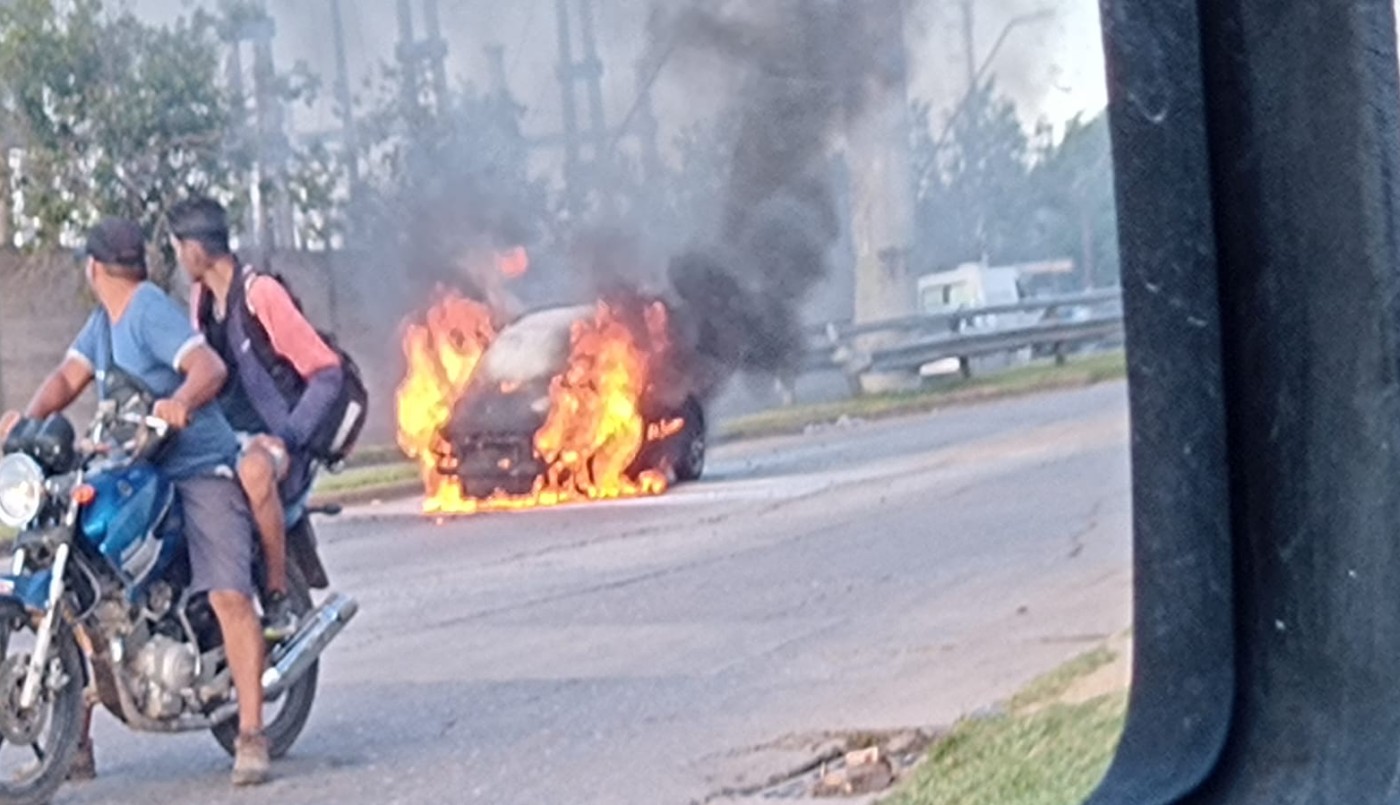 Esta mañana se incendió un auto en Avenida Gorriti y Aristóbulo del Valle | Policiales