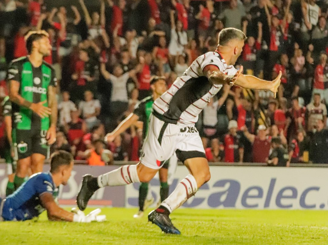 Los delanteros le dieron la primera alegría a Colón ante su gente | Deportes