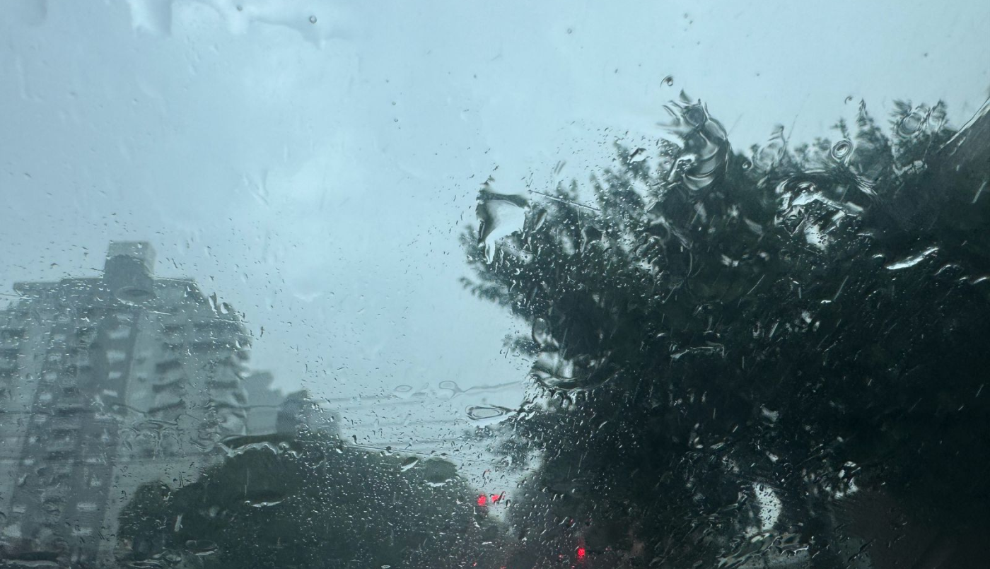 Fuerte chaparrón y complicaciones en diferentes lugares de la ciudad | Información General