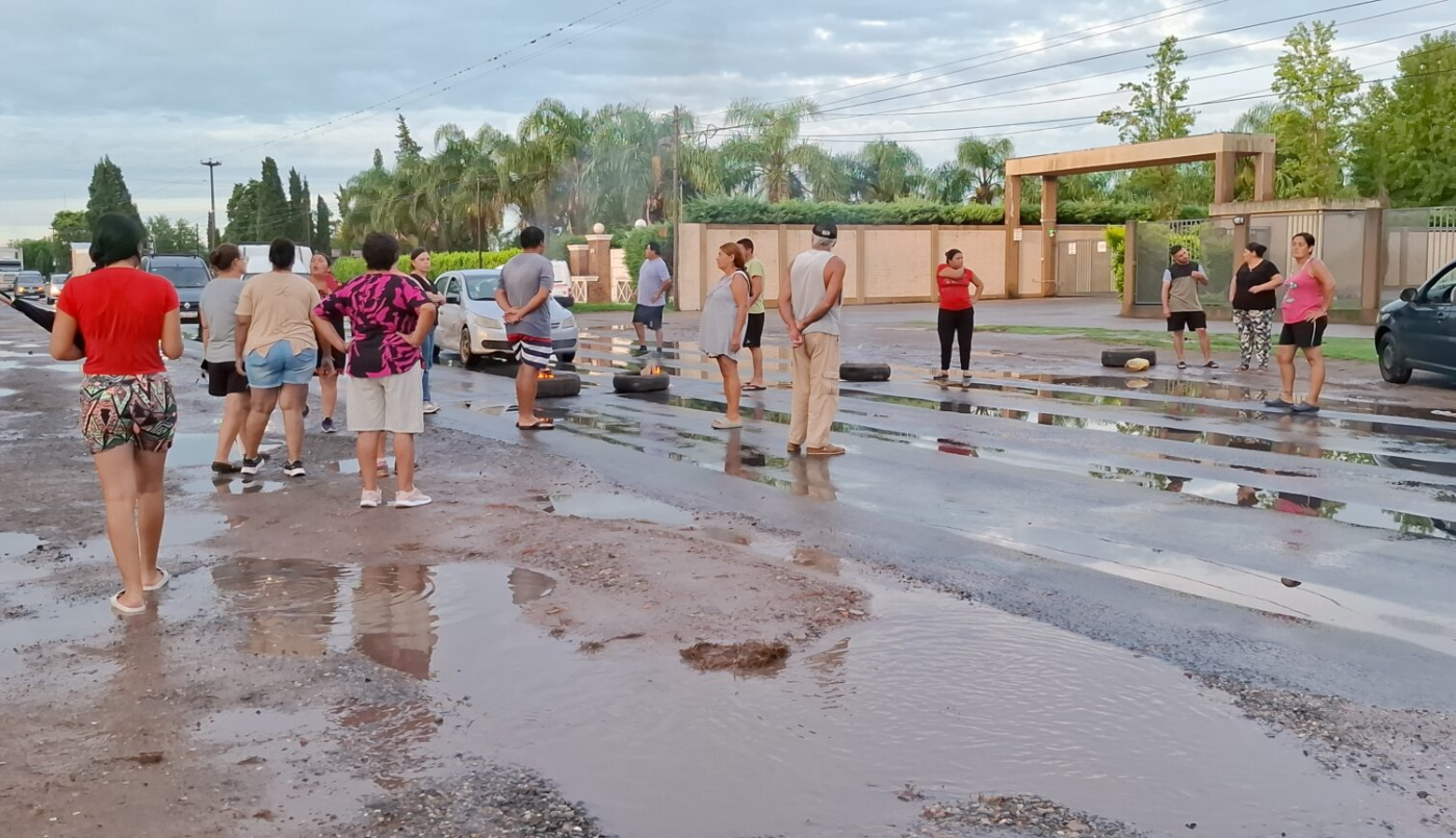 Vecinos de Recreo cortaron la ruta por los reiterados cortes de luz en la zona | Información General