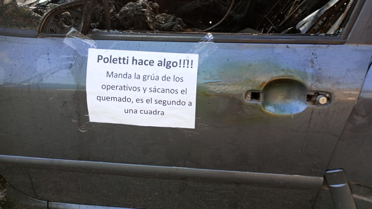Quemaron un auto y apareció un mensaje para el intendente Poletti | Información General