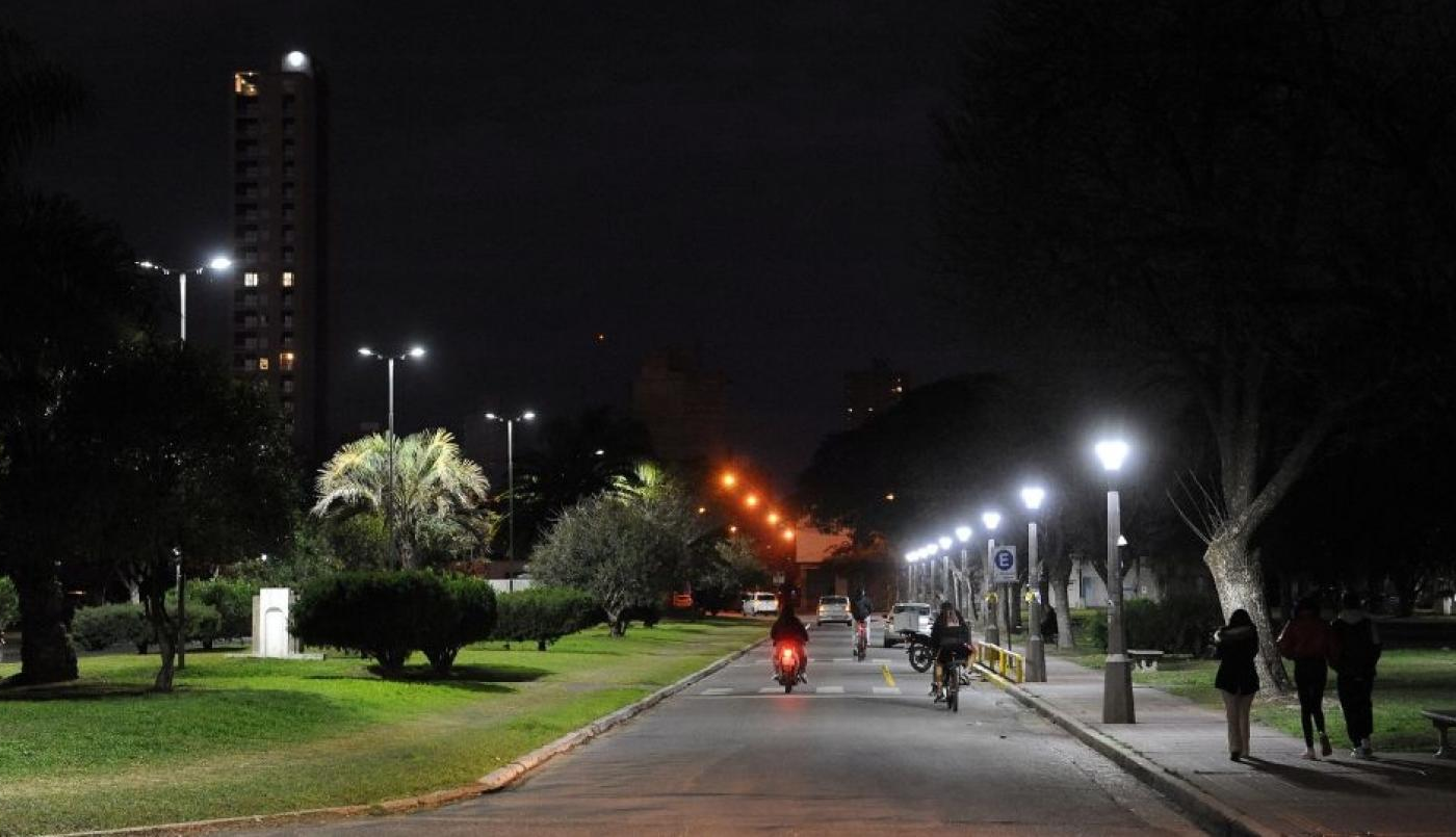Se robaron 68 luminarias colocadas recientemente en el Parque Garay | Información General
